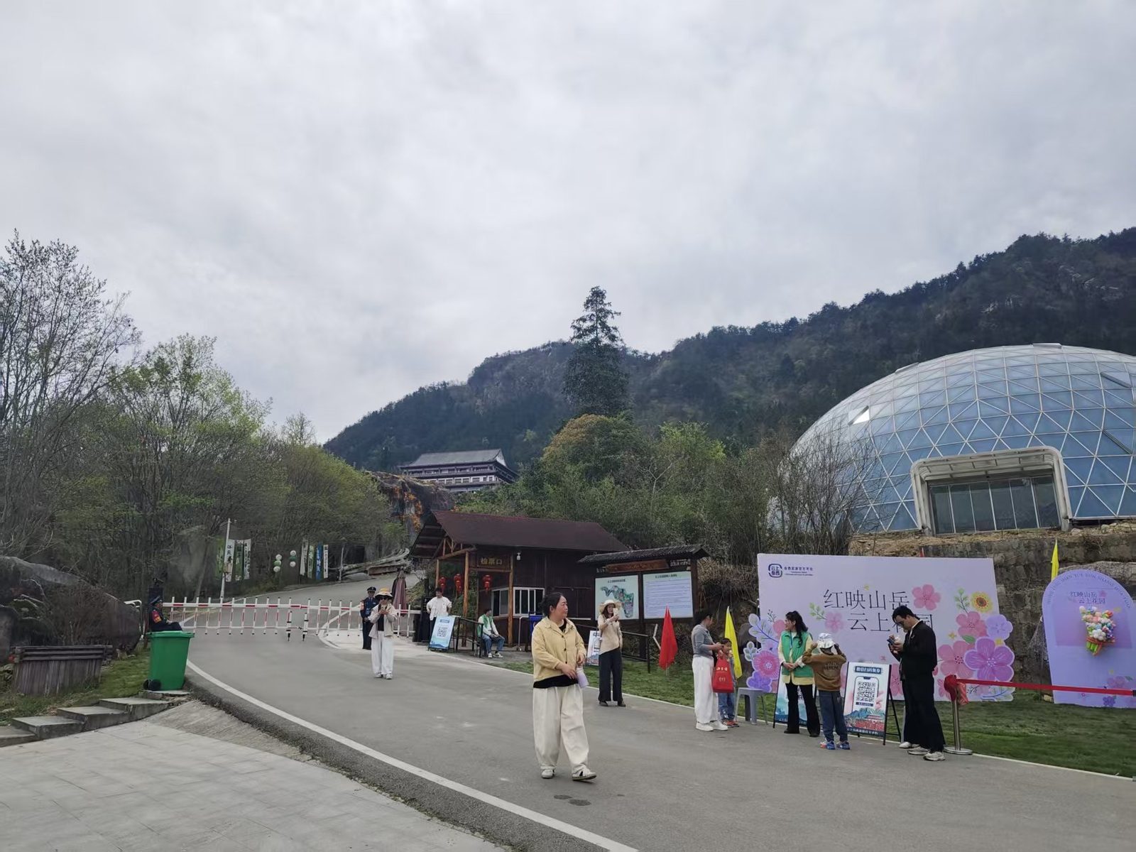 云上花园营地商业街现场图片
